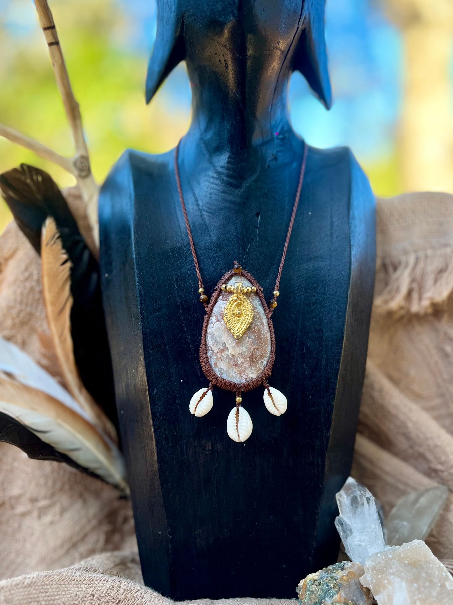 Collier galet de Quartz, Oeil de tigre et Cauris