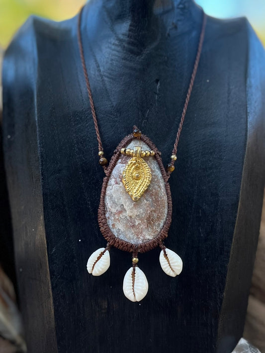 Collier galet de Quartz, Oeil de tigre et Cauris