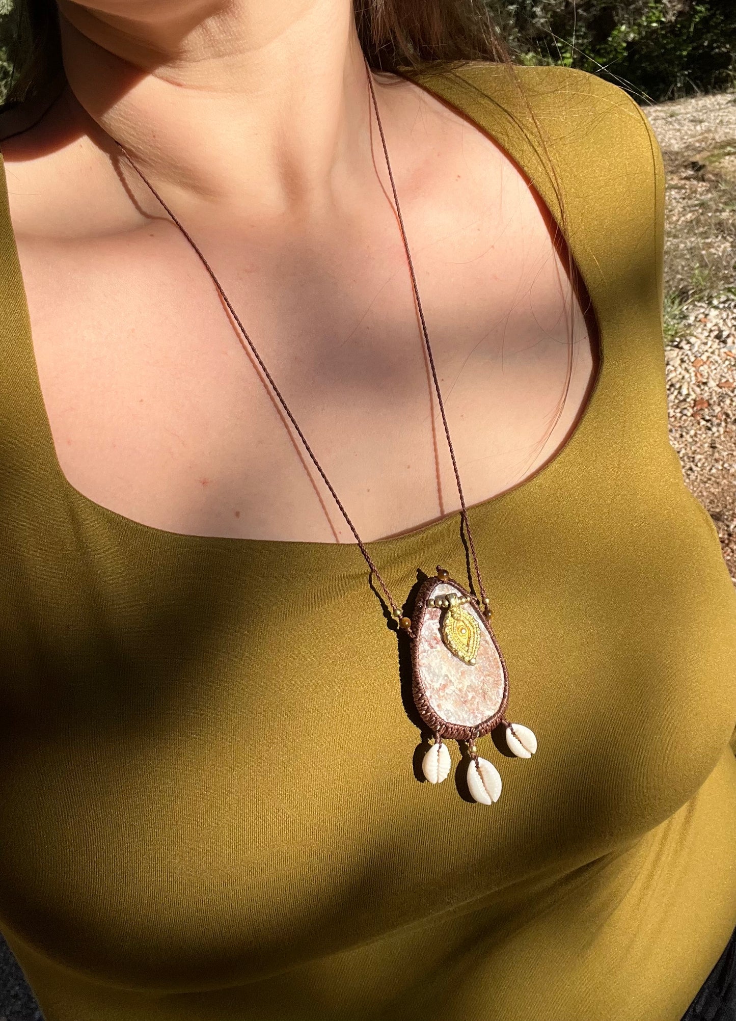 Collier galet de Quartz, Oeil de tigre et Cauris