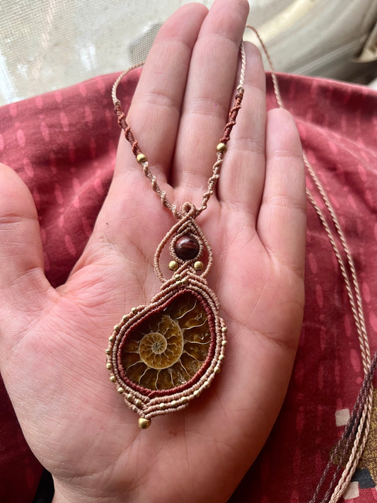 Collier pendentif Ammonite et perle d'Oeil de taureau